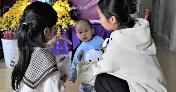 Bố mất vì tai nạn, mẹ trầm cảm, 5 đứa trẻ lay lắt sống nương tựa bà nội