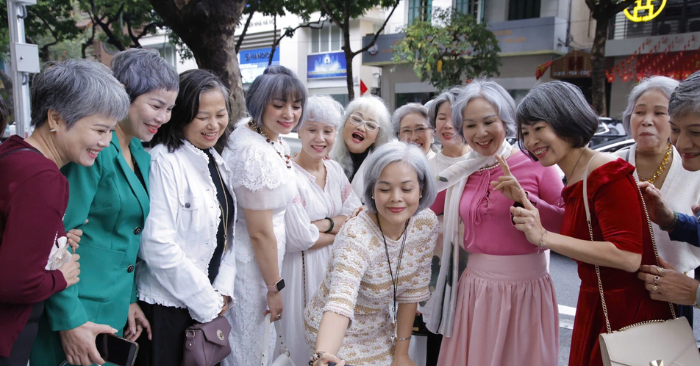 Hội chị em tóc bạc