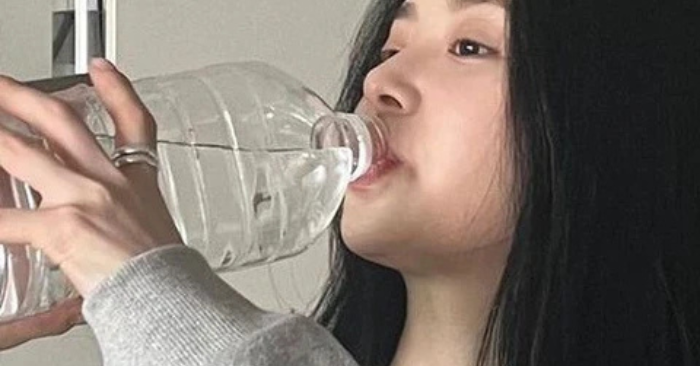 5 thói quen uống nước hại thận