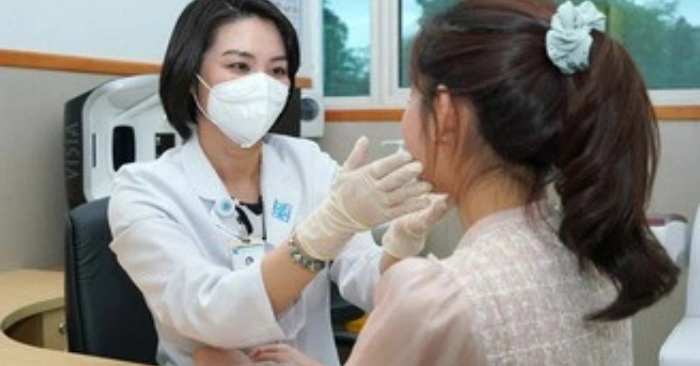 Có nên rửa mặt bằng nước khoáng có gas?