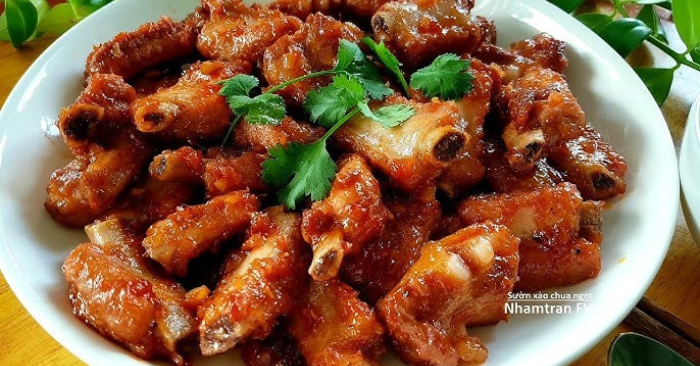 Sườn xào chua ngọt mềm tan trong miệng: Công thức đơn giản tại nhà