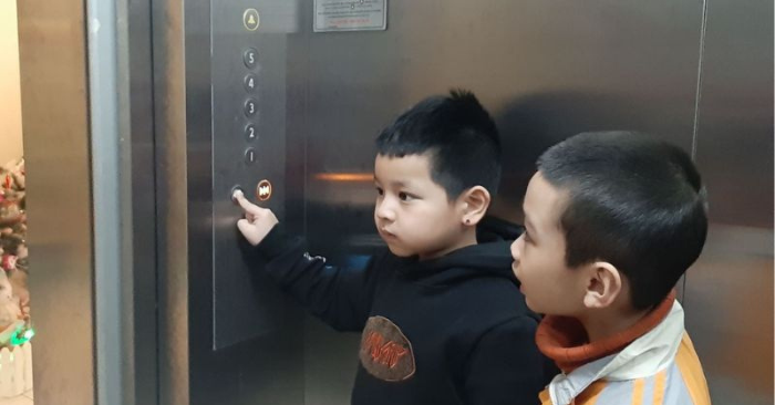 Dấu hiệu trẻ được dạy tốt qua hành xử trong thang máy