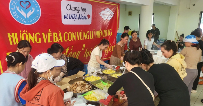 Bếp ăn dã chiến cứu đói hàng nghìn người vùng lũBếp ăn dã chiến đang trở thành điểm tự