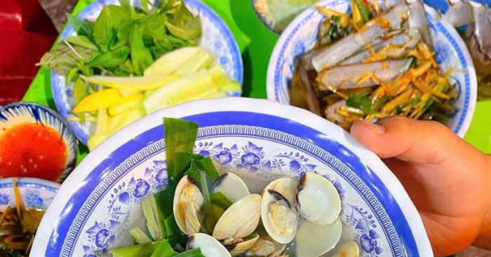Phố ẩm thực Vĩnh Khánh