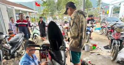Tiệm sửa xe 0 đồng giữa rốn lũ