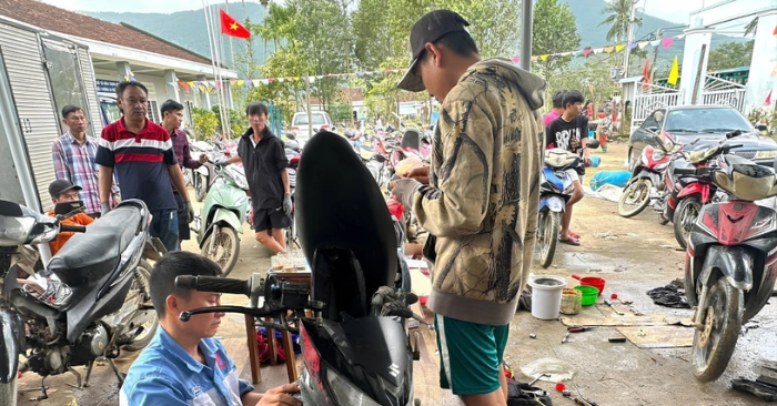 Tiệm sửa xe 0 đồng giữa rốn lũ