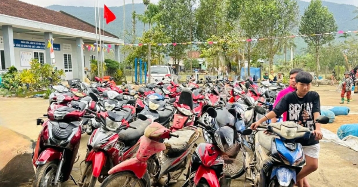 Tiệm sửa xe 0 đồng giữa rốn lũ