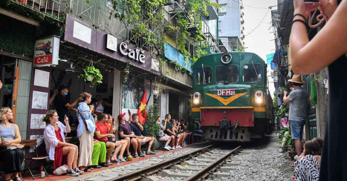 Phố cà phê đường tàu Hà Nội mang trải nghiệm độc đáo, kết hợp văn hóa, du lịch và cảnh quan cổ kính; vừa an toàn vừa lưu giữ “hồn Hà Nội”.