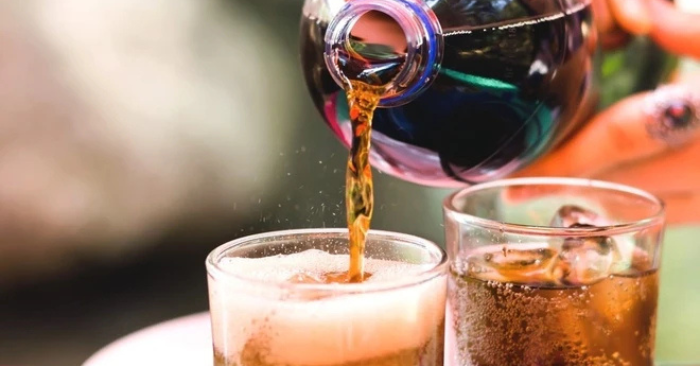 Nước Uống Hại Gan Cần Tránh Nhiều người tiêu thụ loại nước tưởng an toàn nhưng lại gây hại gan nghiêm trọng. Thức uống quen thuộc này khiến gan tổn thương âm thầm. Trẻ em và người lớn đều dùng mỗi ngày mà không biết nguy cơ. Chuyên gia khuyến cáo nên kiểm soát lượng sử dụng. Tác hại với lá gan Loại nước hại gan phổ biến nhất hiện nay là nước ngọt có đường. Đồ uống này chứa lượng đường cao gây tăng gánh nặng cho gan. Khi nạp đường quá mức, gan phải chuyển hóa liên tục và dễ tổn thương. Thói quen uống hàng ngày có thể gây gan nhiễm mỡ. Tình trạng kéo dài làm tăng nguy cơ viêm gan và ung thư gan. Trẻ nhỏ tiêu thụ nhiều còn có nguy cơ rối loạn chuyển hóa. Nguyên nhân và nguy cơ Nguyên nhân chính đến từ lượng fructose cao trong các loại nước ngọt. Chất này khiến gan chuyển hóa quá tải và tạo mỡ tích tụ. Sự tích tụ kéo dài gây rối loạn chức năng gan. Ngoài ra, các chất tạo màu và bảo quản cũng ảnh hưởng sức khỏe lâu dài. Nhiều người uống thay nước lọc nên nguy cơ càng lớn. Gan tổn thương âm thầm nên khó phát hiện sớm. Hạn chế để bảo vệ gan Người lớn và trẻ nhỏ nên giảm tối đa nước ngọt. Thay vào đó, nên uống nước lọc hoặc nước trái cây ít đường. Hạn chế uống đồ ngọt sau bữa ăn vì dễ tăng mỡ gan. Kiểm tra định kỳ giúp theo dõi chức năng gan tốt hơn. Tập thể dục hỗ trợ gan chuyển hóa hiệu quả hơn. Xây dựng thói quen uống lành mạnh giúp giảm nhiều bệnh lý. Bạn muốn tôi thêm meta 155 ký tự hoặc chú thích ảnh không? Bạn đã nói: có ChatGPT đã nói: Dưới đây là meta 155 ký tự và chú thích ảnh phù hợp cho bài viết: Meta 155 ký tự Loại nước quen thuộc nhưng gây hại gan nghiêm trọng. Chuyên gia cảnh báo người lớn và trẻ em nên hạn chế để tránh gan nhiễm mỡ và nhiều biến chứng nguy hiểm. Chú thích ảnh gợi ý “Đồ uống nhiều đường gây hại gan nếu tiêu thụ thường xuyên.” “Chuyên gia cảnh báo nguy cơ gan nhiễm mỡ từ nước ngọt.” “Trẻ em dễ bị ảnh hưởng gan do uống nước ngọt hàng ngày.” “Hạn chế nước ngọt giúp bảo vệ gan tốt hơn.” “Đồ uống quen thuộc nhưng tiềm ẩn nhiều rủi ro cho gan.” Nếu bạn cần thêm bản SEO nâng cao, từ khóa phụ hoặc hình mô tả đúng chủ đề, tôi có thể bổ sung! ChatGPT có thể mắc lỗi. Hãy kiểm tra các thông tin quan trọng.