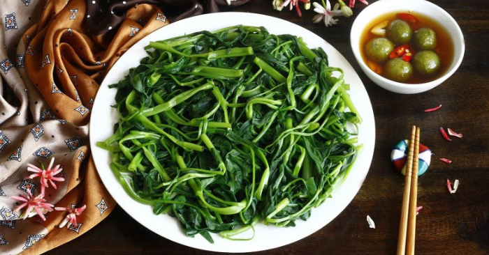 Rau muống xào tỏi xanh giòn – Bí quyết giữ màu không thâm