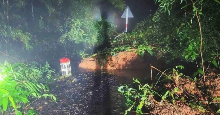 Sạt lở Lâm Đồng: Nhiều đèo tê liệt vì mưa lớn