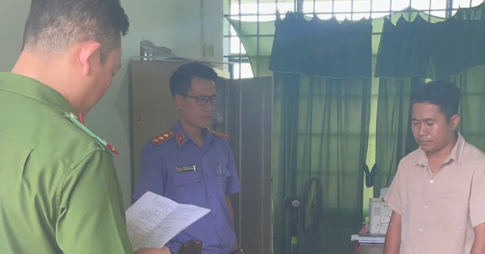 Cán Bộ Chiếm Đoạt Tiền Cứu Trợ