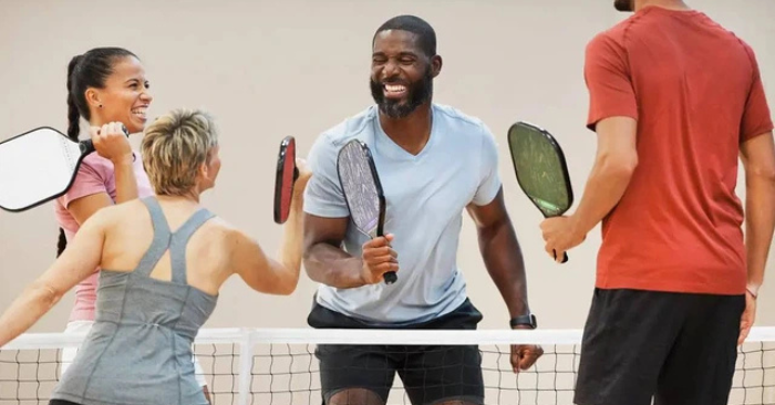 Tập pickleball muộn và hệ lụy sức khỏe