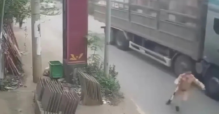 Nam thanh niên đẩy CSGT vào đầu xe tải