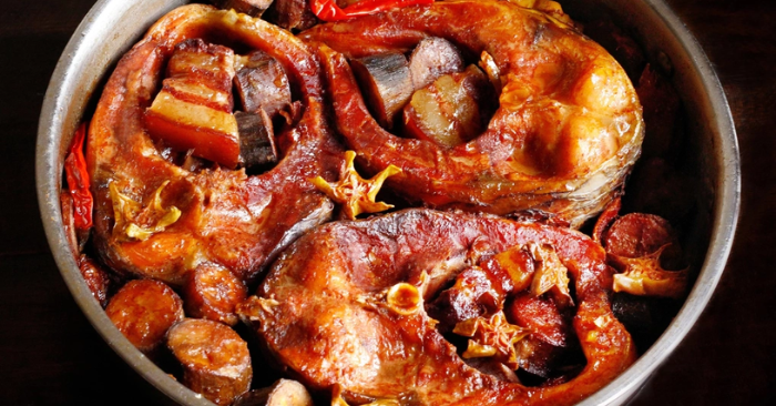 Quy tắc “hai mở một đậy” khi kho cá giúp cá chắc thịt
