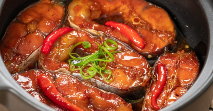 Quy tắc “hai mở một đậy” khi kho cá giúp cá chắc thịt