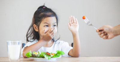 Cha mẹ dạy con biết từ chối quà tặng có điều kiện nguy hiểm