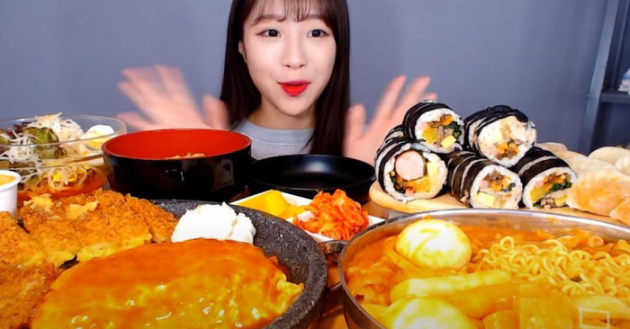 Ăn mukbang quá đà và cái giá sức khỏe răng miệng