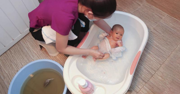 Bà nội tắm bia cho cháu sơ sinh để da trắng, bác sĩ cảnh báo nguy hiểm