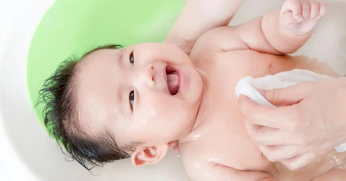 Bà nội tắm bia cho cháu sơ sinh để da trắng, bác sĩ cảnh báo nguy hiểm