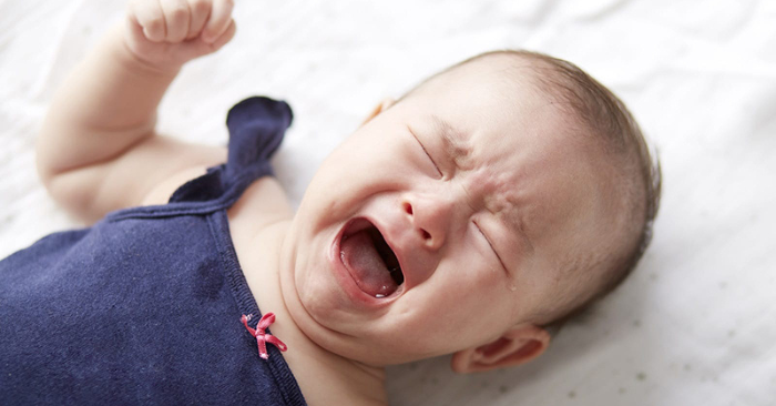 Bà nội tắm bia cho cháu sơ sinh để da trắng, bác sĩ cảnh báo nguy hiểm