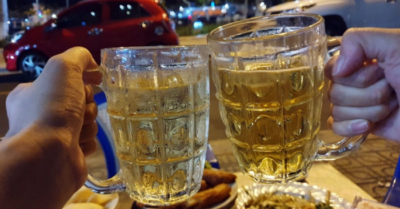 Có nên uống bia sau khi chơi thể thao?
