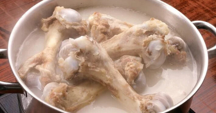 Ninh xương không nên cho muối sớm để nước dùng ngọt trong