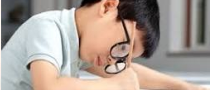 Cận thị bẩm sinh có tăng độ theo thời gian không?