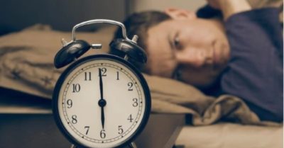 Tại sao bạn thường thức dậy sớm hơn vài phút so với chuông báo thức?