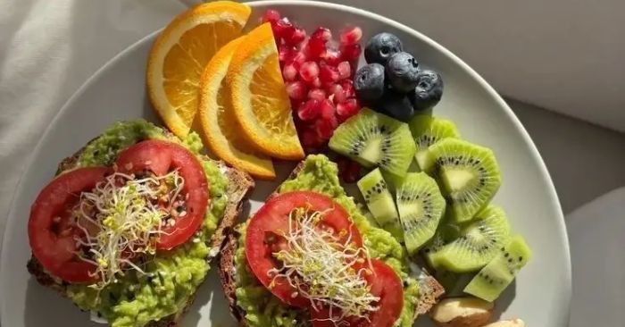 Thèm đồ ngọt sau bữa trưa: dấu hiệu cơ thể thiếu năng lượng