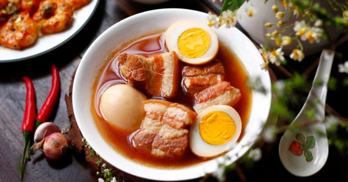Nướng lò và quay là các phương pháp sử dụng nhiệt khô. Các kỹ thuật này không dùng nước trong quá trình nấu. Khi nướng lò, thịt thường được đặt trên khay có giá đỡ. Mỡ và nước thịt sẽ chảy xuống khay bên dưới. Phương pháp quay dùng xiên, phù hợp với khối thịt lớn. Nhiệt độ nấu thường dao động từ 149 đến 218 độ C. Thời gian chế biến từ 30 phút đến hơn một giờ. Đây là cách nấu lành mạnh vì giữ được khoáng chất. Tuy nhiên, vitamin nhóm B dễ bị mất theo nước thịt. Bạn nên giữ lại nước thịt để sử dụng khi ăn. Ngược lại, nướng vỉ và nướng lửa trên tiềm ẩn rủi ro. Nhiệt độ rất cao tạo ra hợp chất PAH gây ung thư. PAH hình thành khi mỡ nhỏ xuống nguồn nhiệt tạo khói. Hãy cắt bỏ mỡ thừa để giảm lượng PAH phát sinh. Tránh để thịt cháy khét nhằm hạn chế chất AGEs. AGEs là tác nhân gây lão hóa và bệnh tim mạch