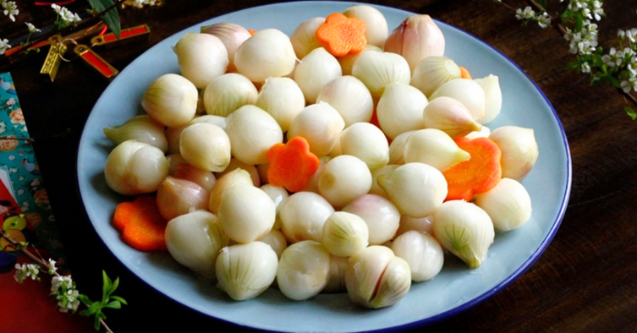 Muối dưa hành khoa học giúp củ hành trắng giòn, thơm lâu