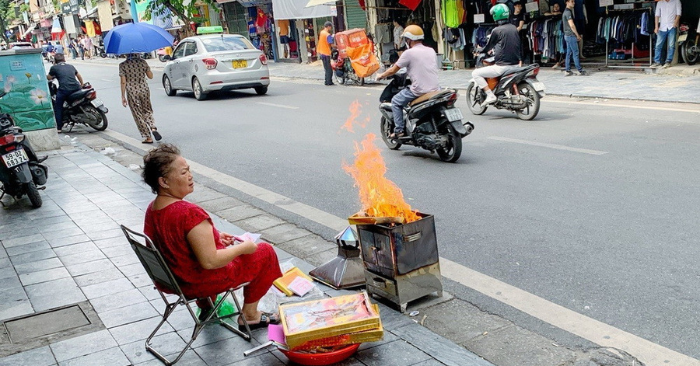 Mùi Tết: Khói hương ngày Tết có thể gây gánh nặng cho phổi