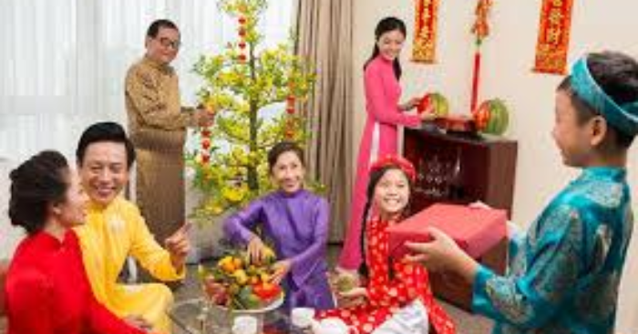Xông đất đầu năm là phong tục mở cửa năm mới