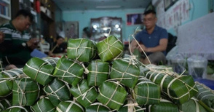 Bánh chưng – Con rể lần đầu trông nồi bánh khiến cả nhà “cười bò”