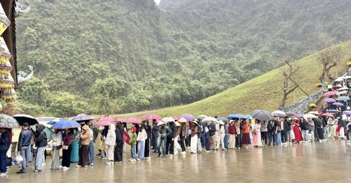 Thung Ui Ninh Bình: khách xếp hàng dài dưới mưa