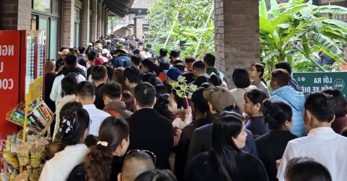 Thung Ui Ninh Bình thu hút nghìn khách mùng 3 Tết