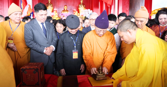 Rung chuông bảo tháp Tây Yên Tử