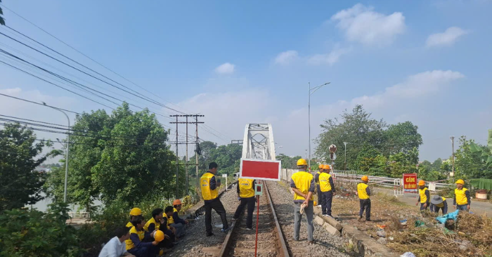 sà lan đâm cầu Ghềnh