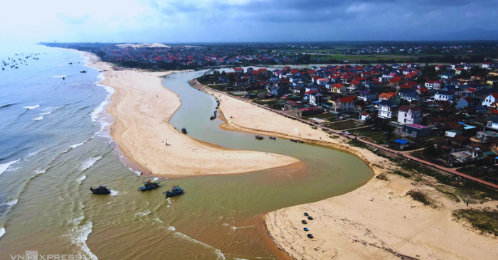 Cửa sông Dinh bị bồi lấp: Hàng trăm tàu cá mắc cạn