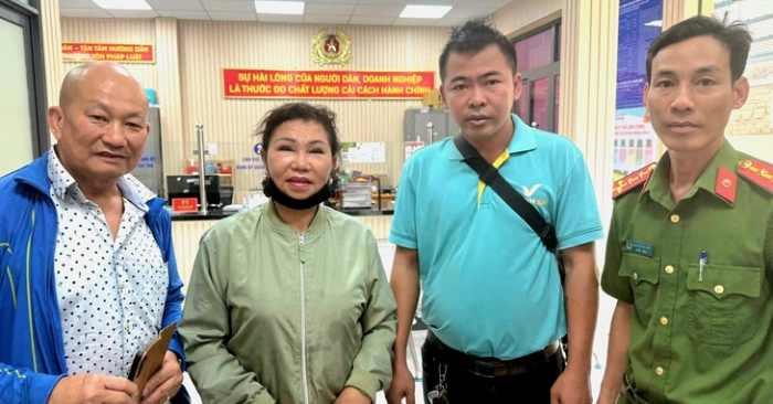 Trả lại túi xách 3 tỷ: Hành khách nhận lại tài sản bỏ quên trên taxi