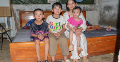 Bé gái 16 tuổi gánh vác nuôi ba em nhỏ sau biến cố
