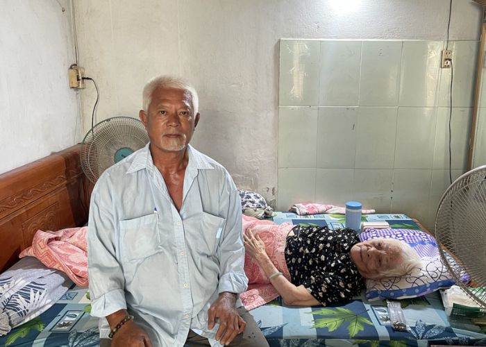 Phát cơm miễn phí: Người bán vé số trả ơn cuộc đời tại bệnh viện