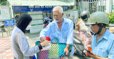 Phát cơm miễn phí: Người bán vé số trả ơn cuộc đời tại bệnh viện