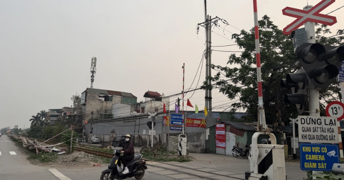 Tai nạn đường sắt: Khoảnh khắc xe máy bị tàu hỏa hất văng tại Hà Nội