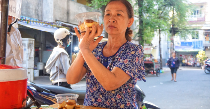 Sự thật về quán bánh flan chửi nổi tiếng tại Thành phố Hồ Chí Minh