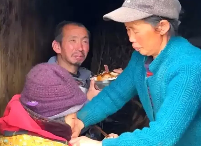 Chăm sóc hàng xóm khuyết tật suốt 23 năm
