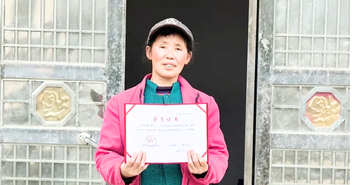 Chăm sóc hàng xóm khuyết tật suốt 23 năm