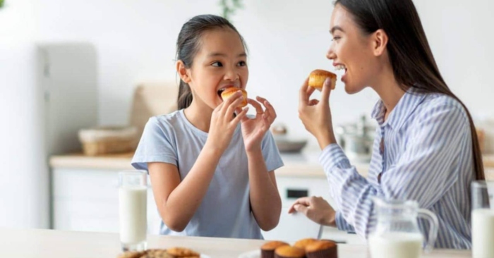 Mẹo hay giúp các bà mẹ ngăn con ăn vặt quá nhiều