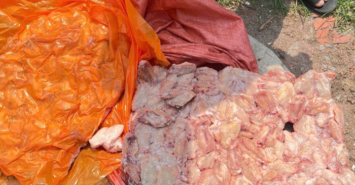 Thu giữ thịt thối Quảng Ninh: Hàng chục tấn chân gà bốc mùi bị ngăn chặn
